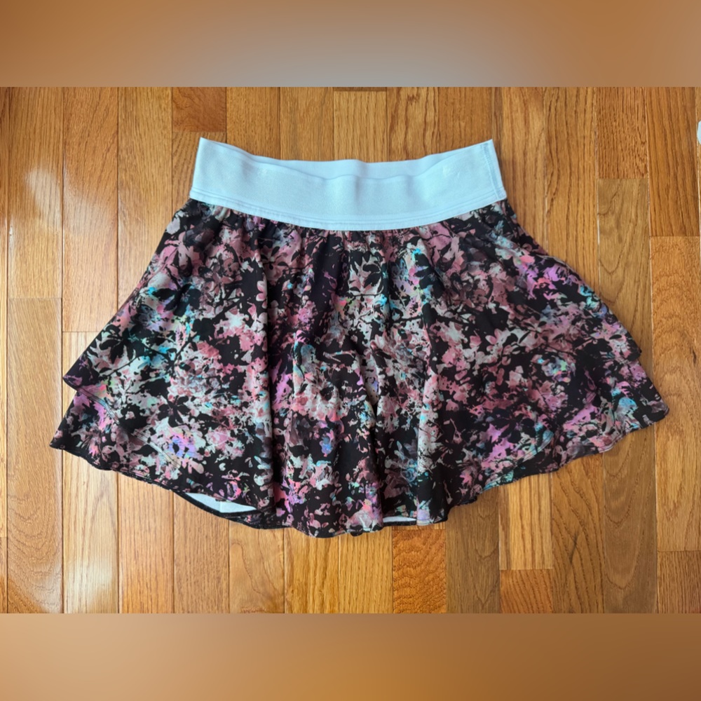 Lululemon skirt (never worn)